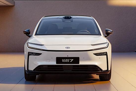 2706mm轴距带来充裕的后排腿部空间