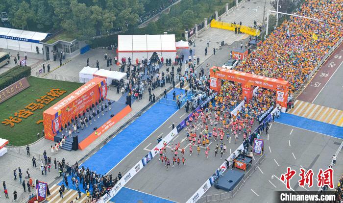 光谷马拉松鸣枪开跑：中