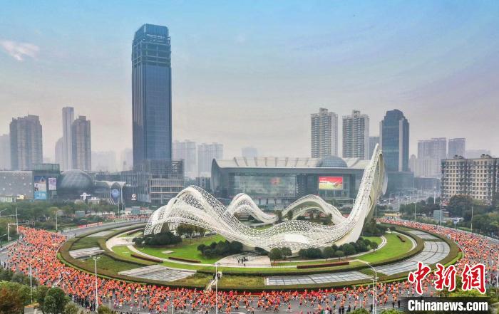 光谷马拉松鸣枪开跑：中外选手共同见证光谷发