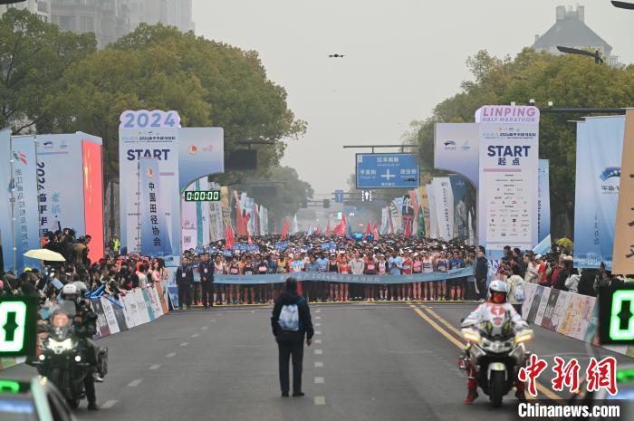 杭城龙年首场马拉松在临平开跑，近万名选手参