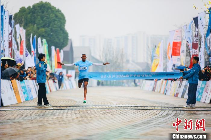 杭城龙年首场马拉松在临平开跑，近万名选手参