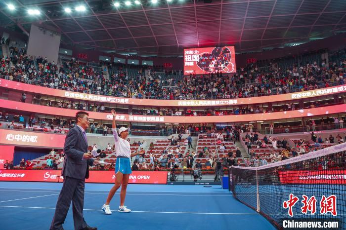 国庆赛场“中国红”闪耀 中网张帅晋级八强创佳