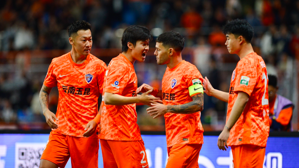 川渝德比两记世界波引爆中超，云南玉昆4-0山东