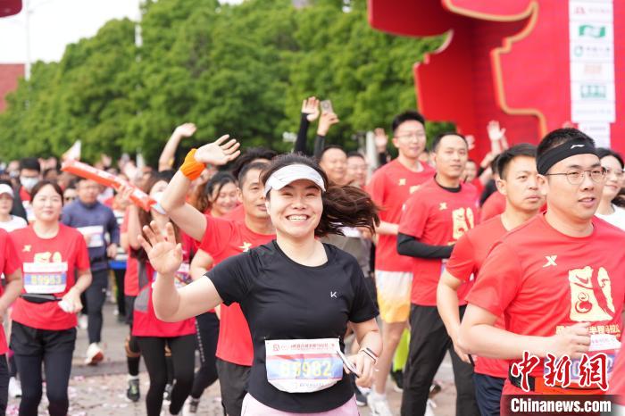 武昌古城半程马拉松开跑 近5000跑者沉浸式体验千