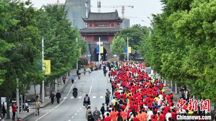 武昌古城半程马拉松开跑 近5000跑者沉浸式体验千