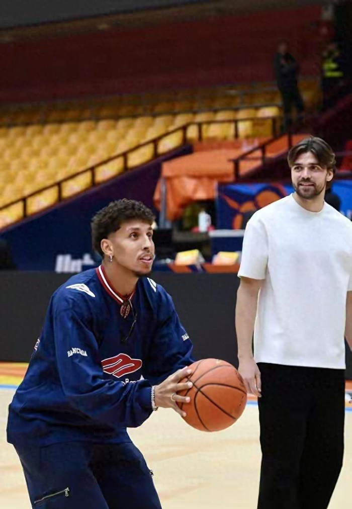 韩鹏战术僵化引争议 内部利益格局成掣肘