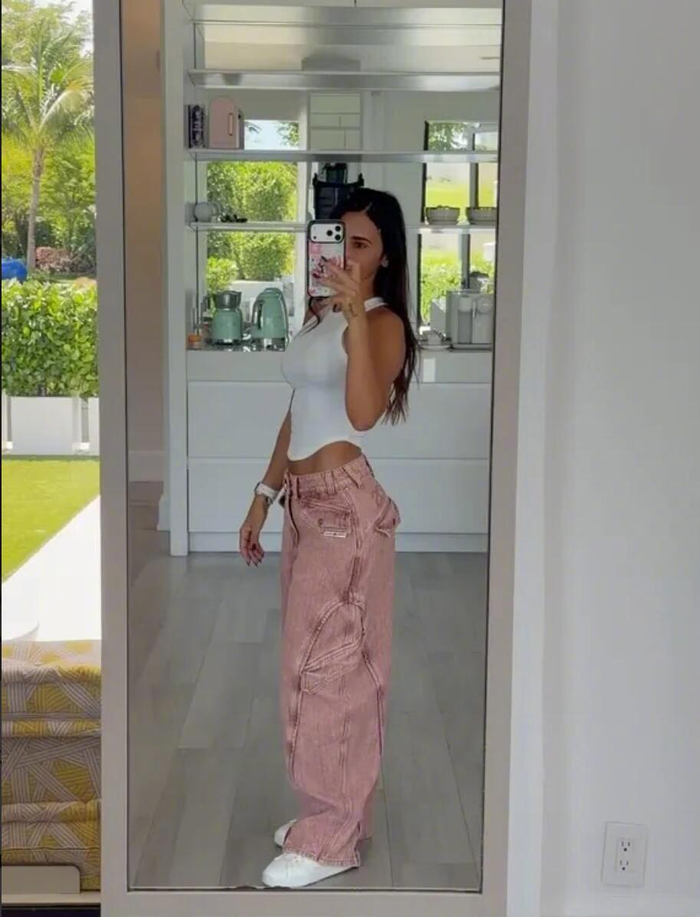 梅西妻子晒家庭合照 蒂亚戈亮相引热议